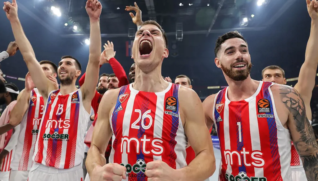 لقطة خيالية تُذهل العالم… نجم صربي يُسجّل من منتصف الملعب بـ"القدم" (فيديو)