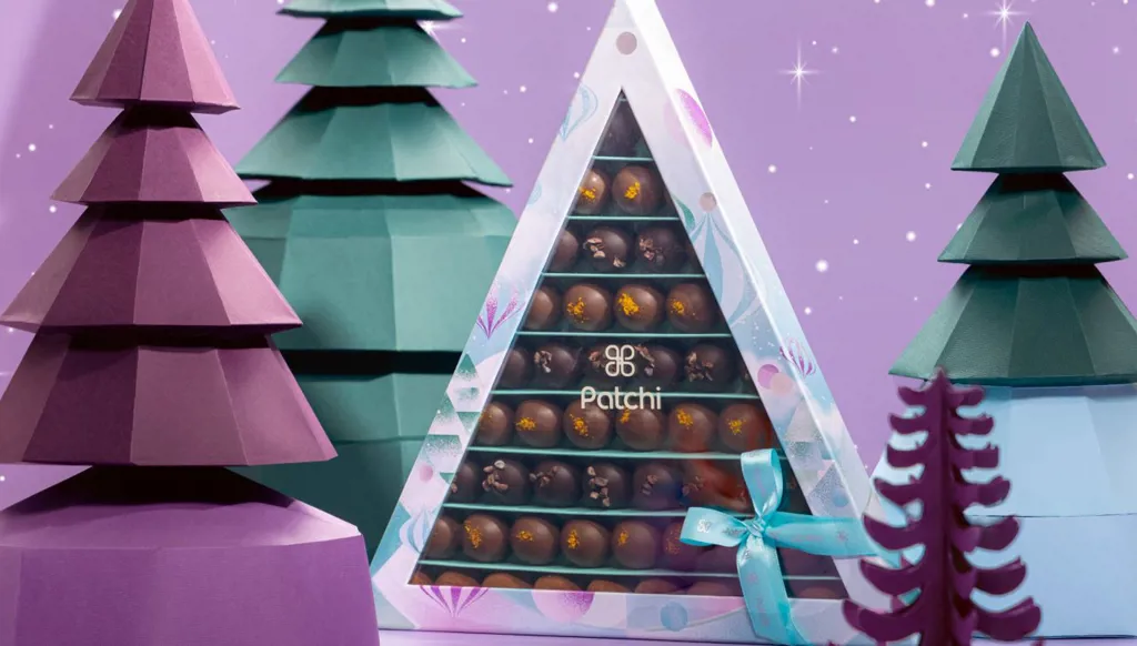 أضواء ناعمة، نغمات حلوة، وصندوق ترافلز يجلب سحر الموسم وفرحة كل لقمة، ليضيف لمسة مميزة على اللحظات الاحتفالية