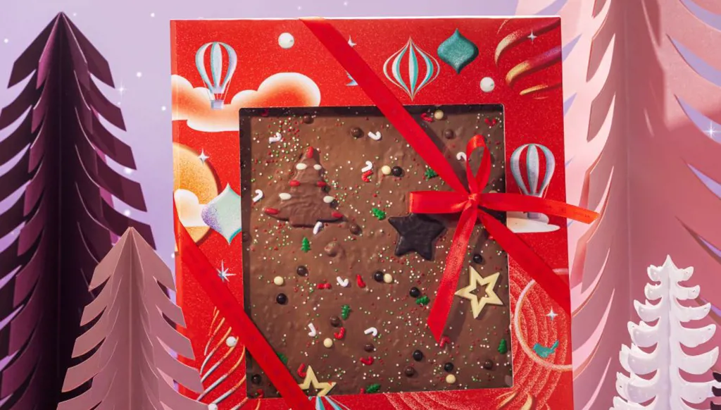 العلبة المستطيلة الاحتفالية، تضفي بتصميمها نعومةً وإشراقاً على أي لمسة، مهما كانت بسيطة.