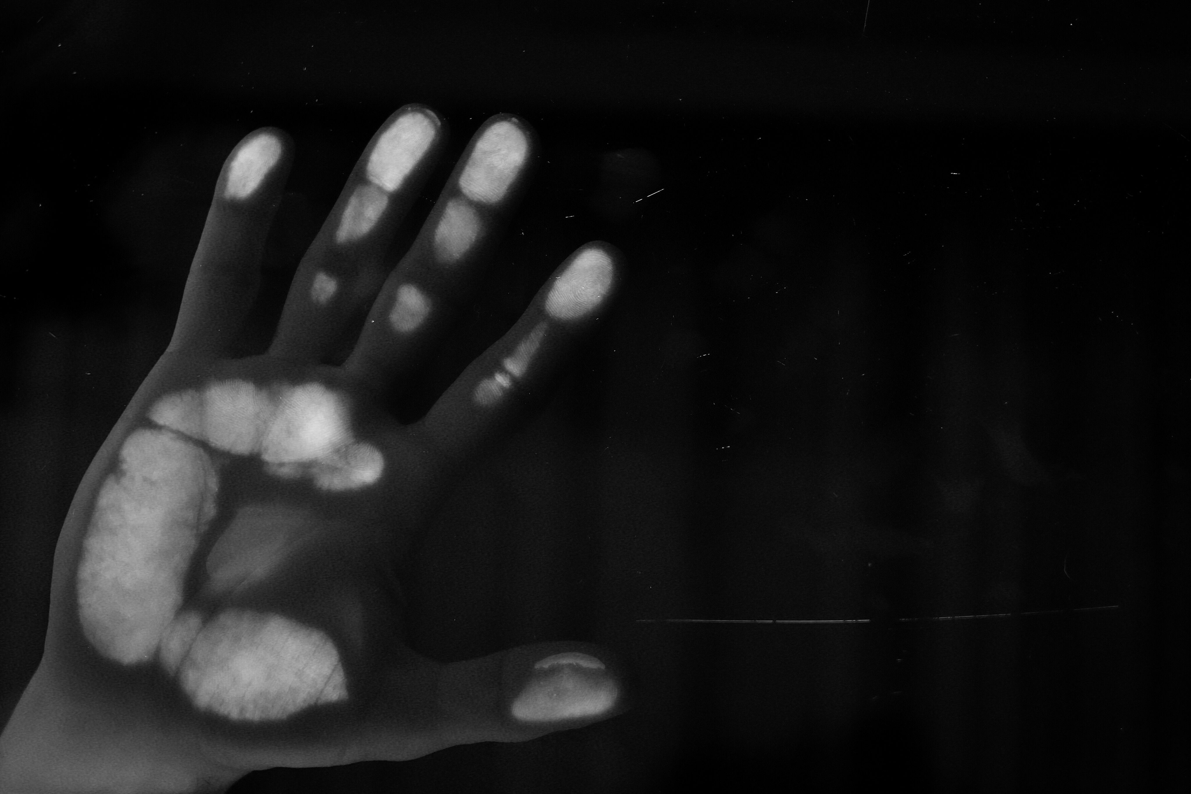 يد تتحرّك وكأنَّها مستقلّة عنك (Pexels)
