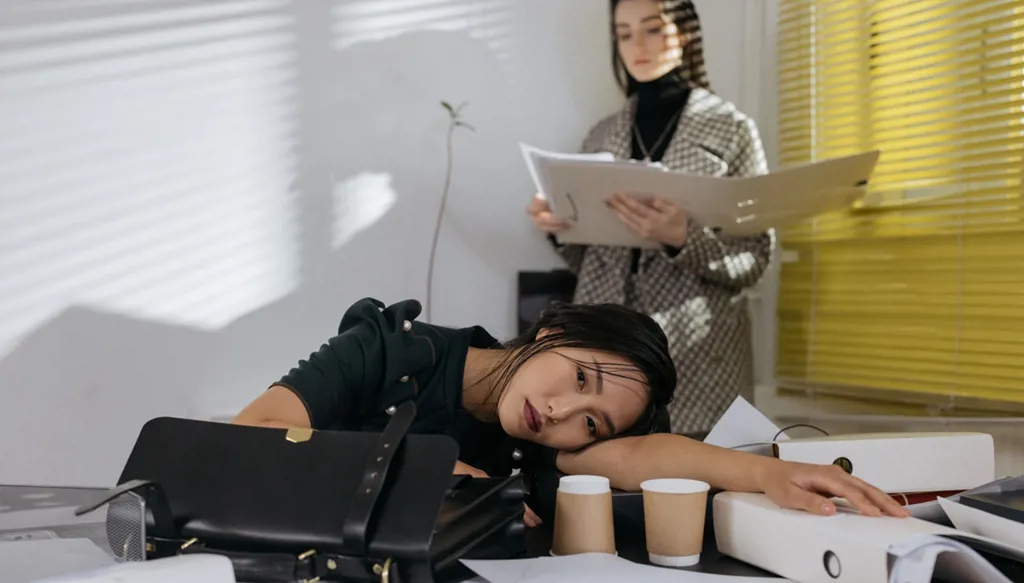 الوجوه نفسها كلّ يوم: كيف يُؤثّر تكرار بيئة العمل على صحتك النفسية؟