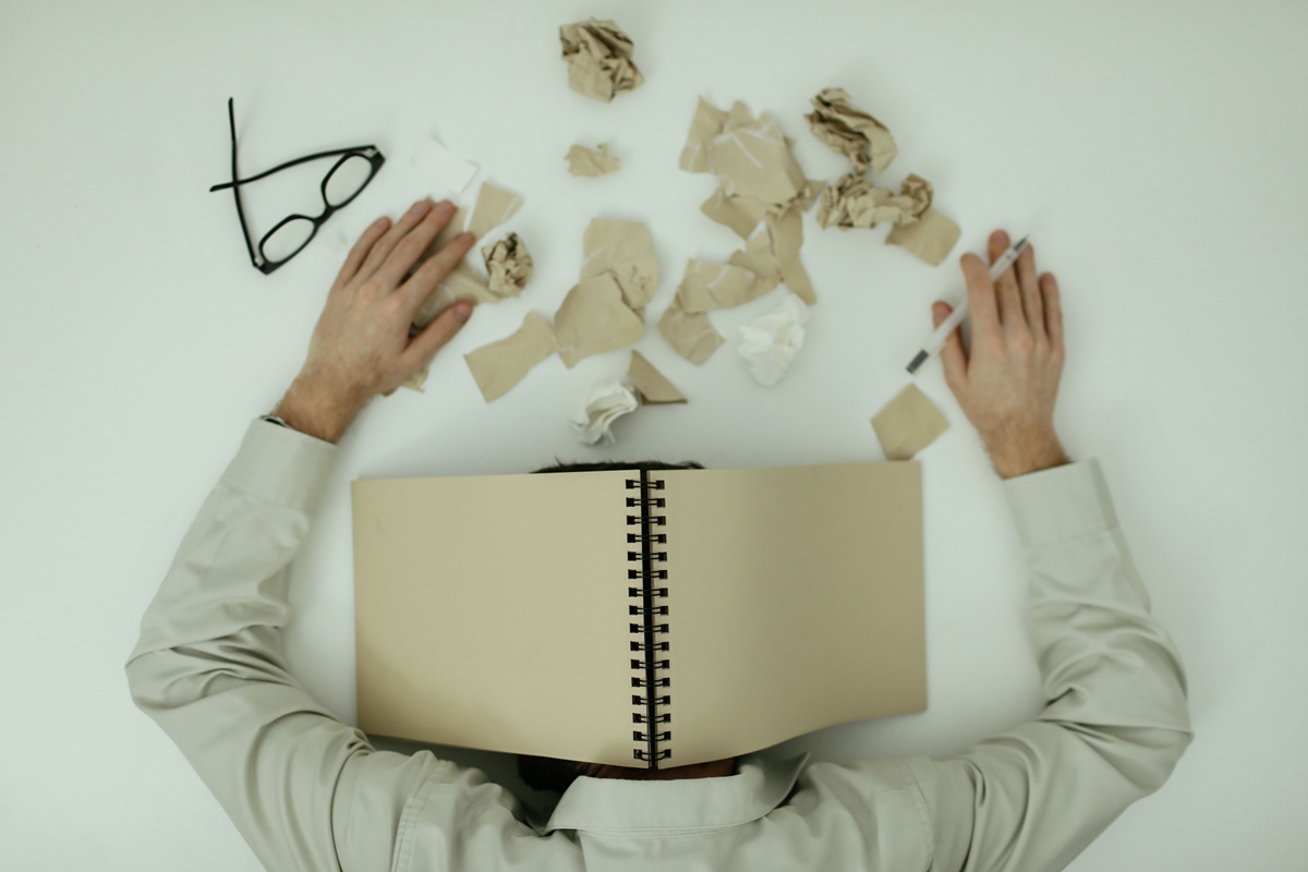 ضرورة التوقّف وفهم مصادر الإرهاق (Pexels)