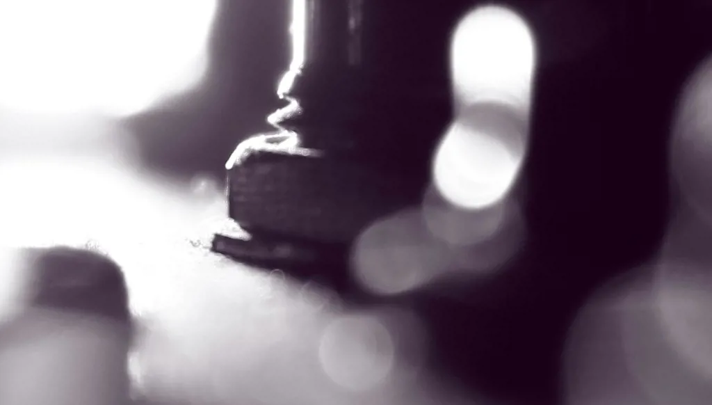 من قال إننا نهرب دائمًا إلى النور؟