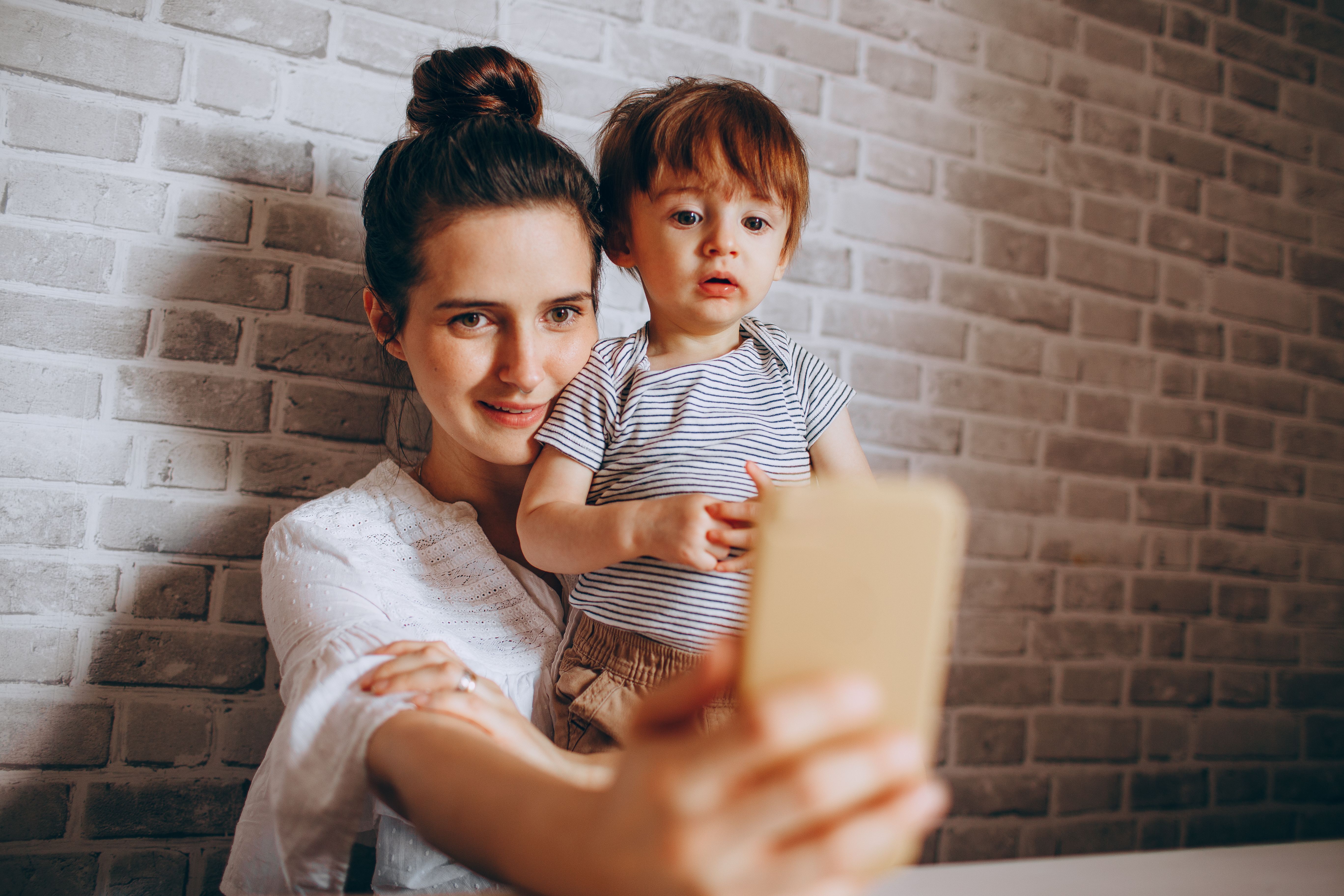 شجّع طفلك، لا تبتزّه عاطفيّاً (Pexels)