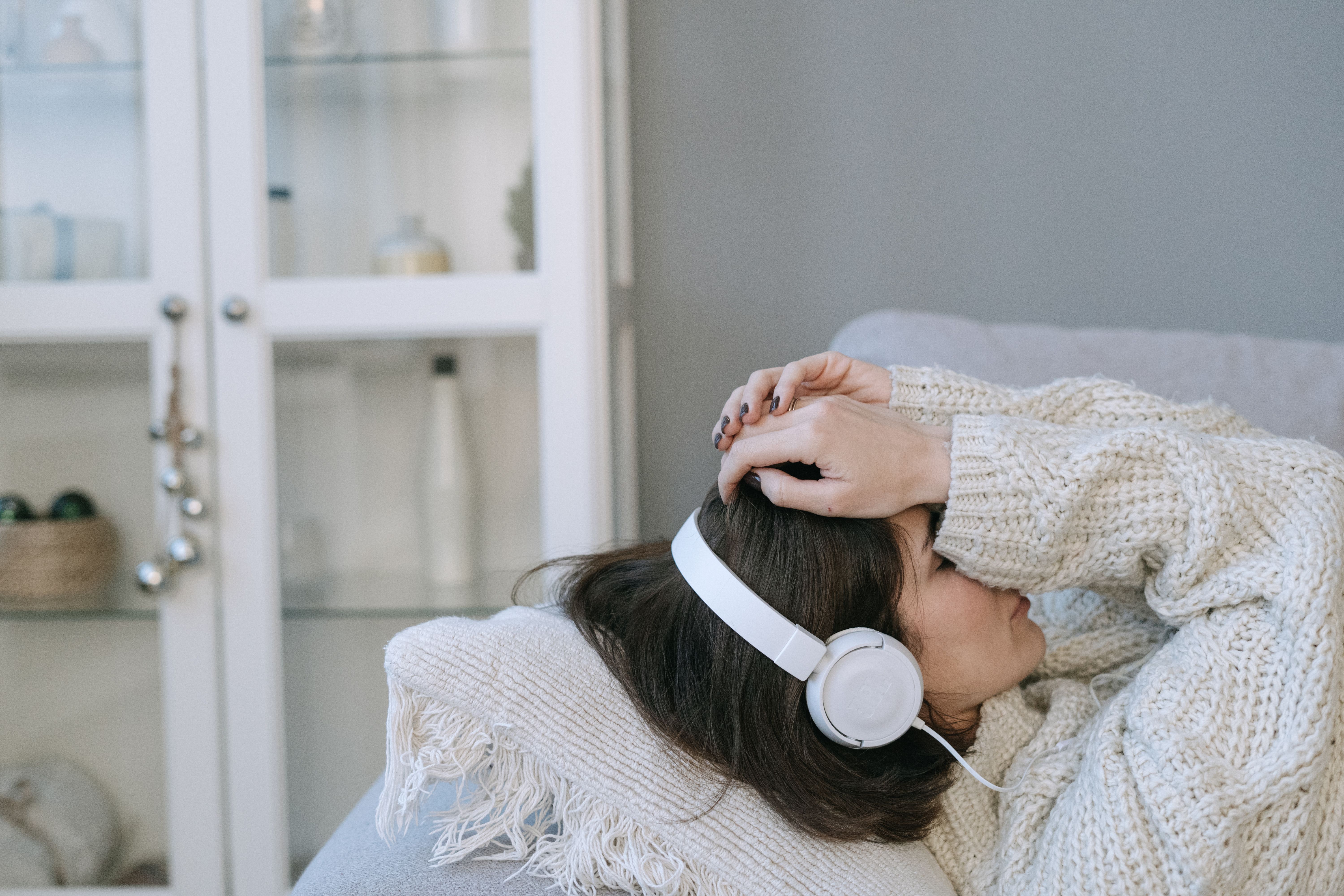 سماعات الأذن قد تُخفّف من وضوح الطنين (Pexels)