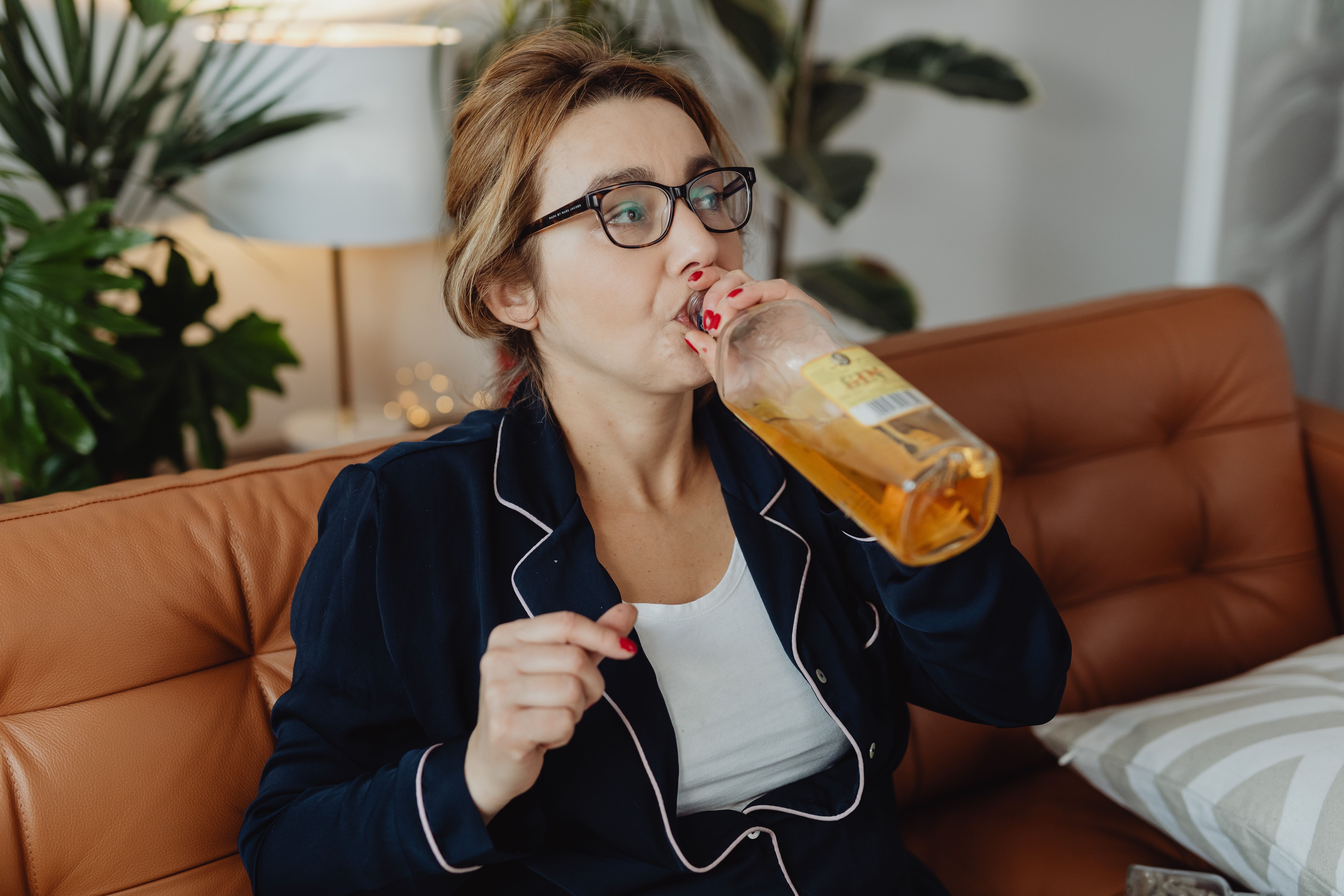 شرب الماء أثناء السهرة ضروي (Pexels)