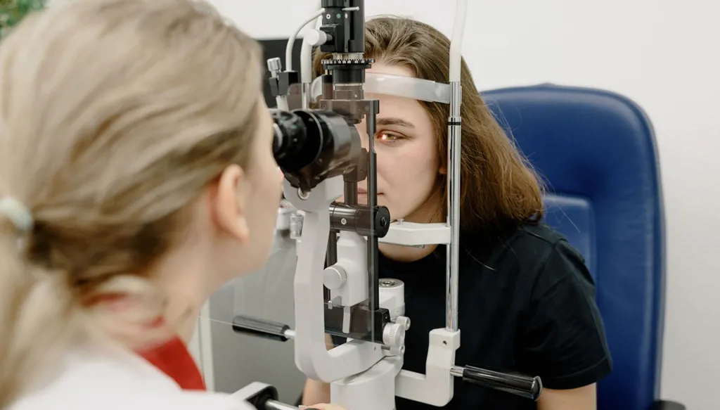 أمراض المناعة الذاتية وعلاقتها بالعين … تحذيرات طبّية من أخطار مجهولة