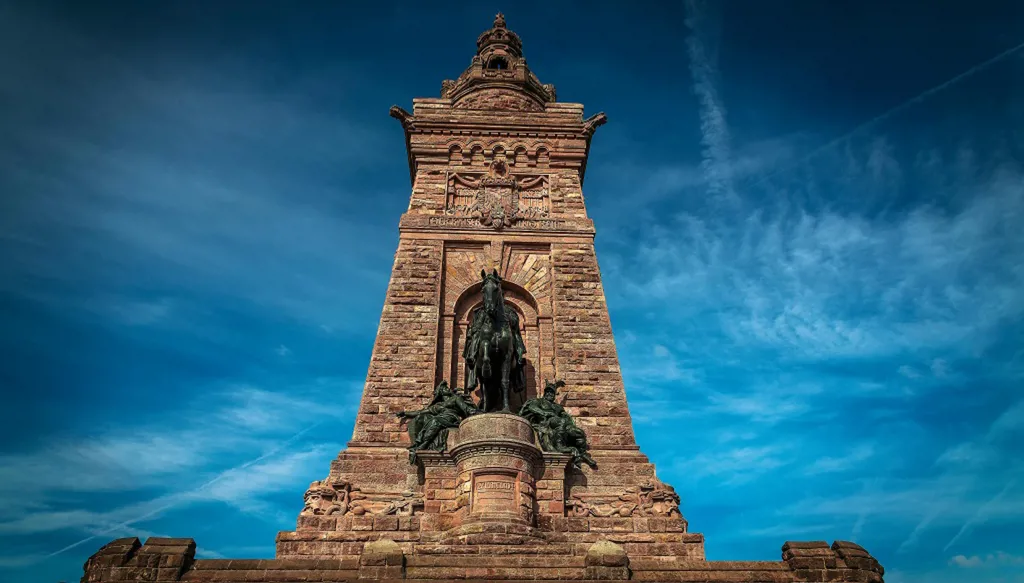 تعليق يعلقك وتعليق يطلقك