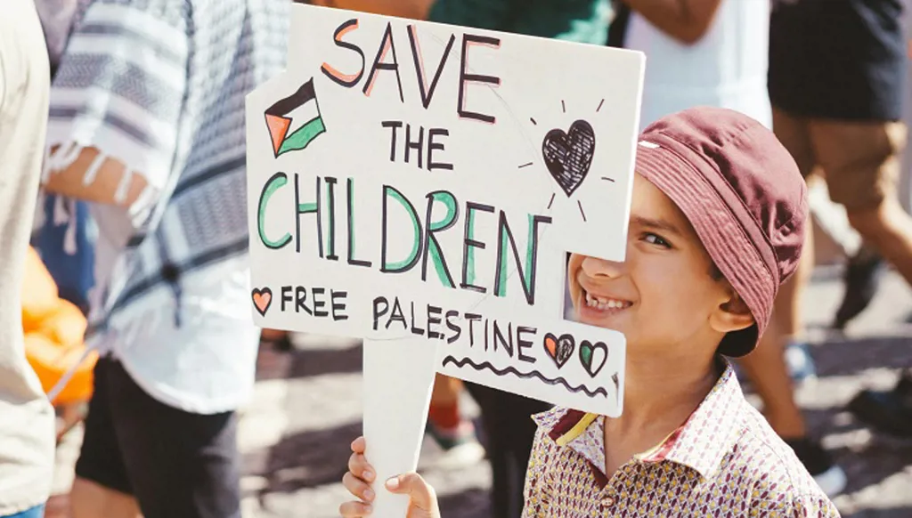 الطفولة تحت تأثير السياسة: من يكتب أفكار الجيل الجديد؟