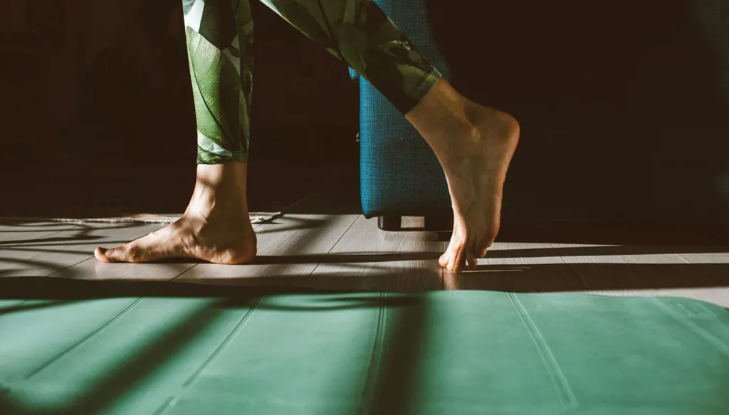 هل المشي حافي القدمين في المنزل مضرّ؟