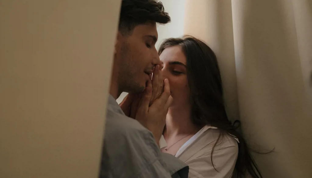 الرجل ليس آلة: فوبيا التعثّر الجنسي والهروب من الإفصاح العاطفي