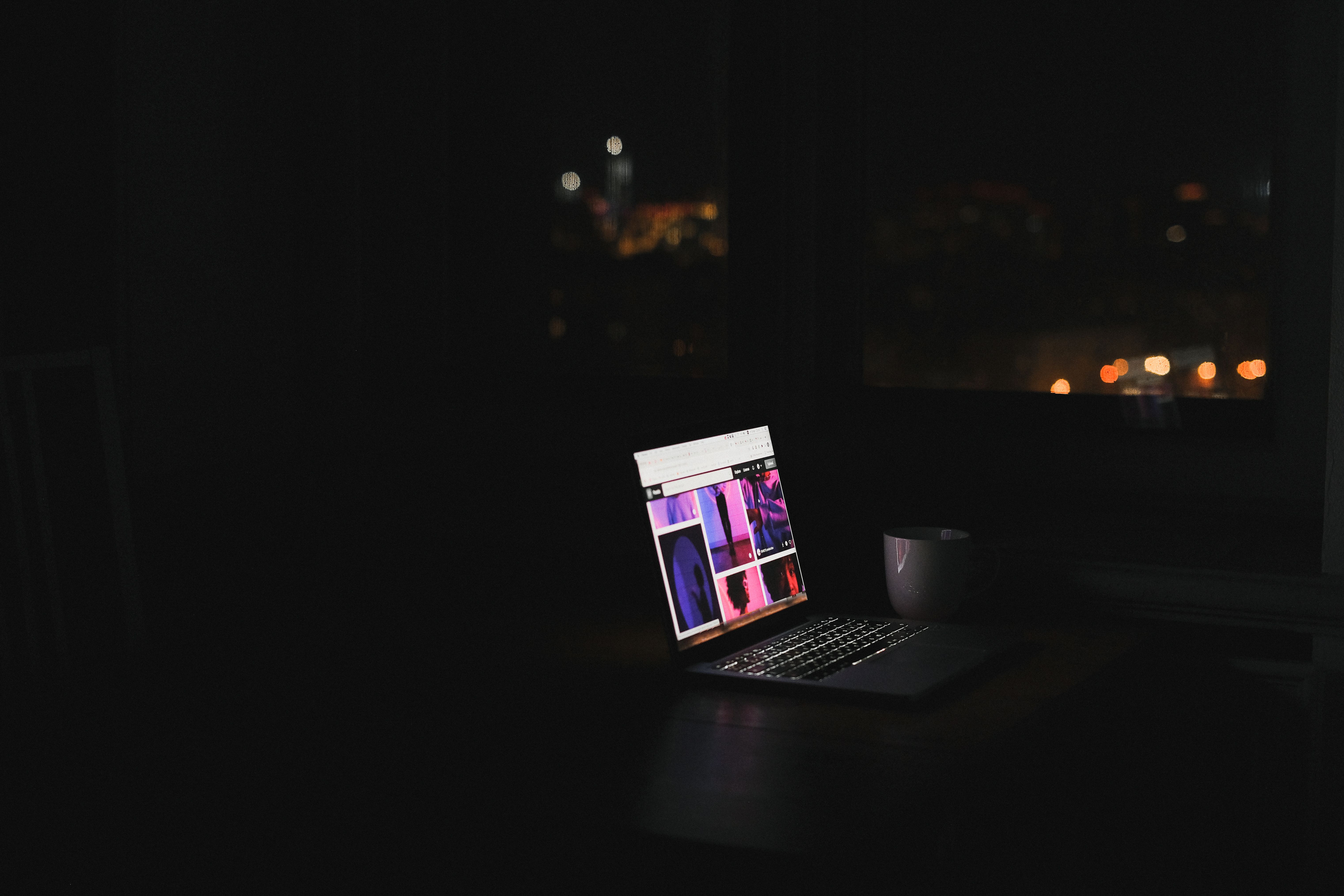 بينما يبدأ البعض يومهم مع الفجر، يجد آخرون ذروة تركيزهم وإنتاجيتهم في الساعات المتأخرة من الليل، في اختلاف يرتبط بالإيقاع اليومي لكل شخص. (Pexels)
