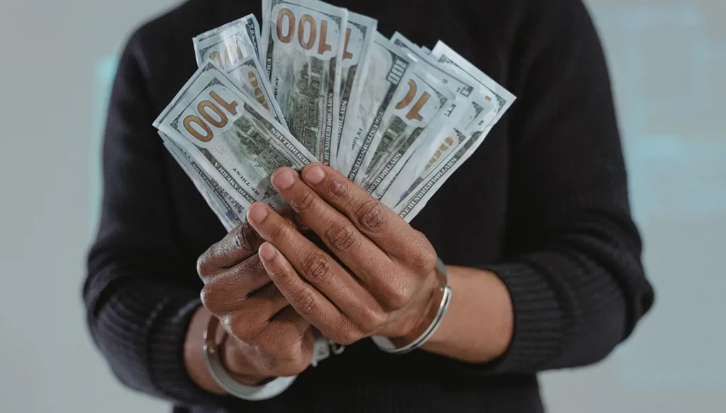 كيف لمسيطر خفي وقذر أن يدير مسارح الفساد وغسيل الأموال؟