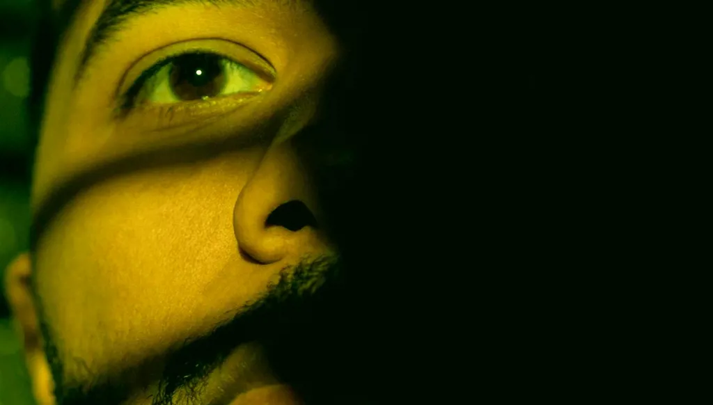 الإنسان الوسطي:  حين يصبح اللون الرمادي فضيلة لا ضعفاً