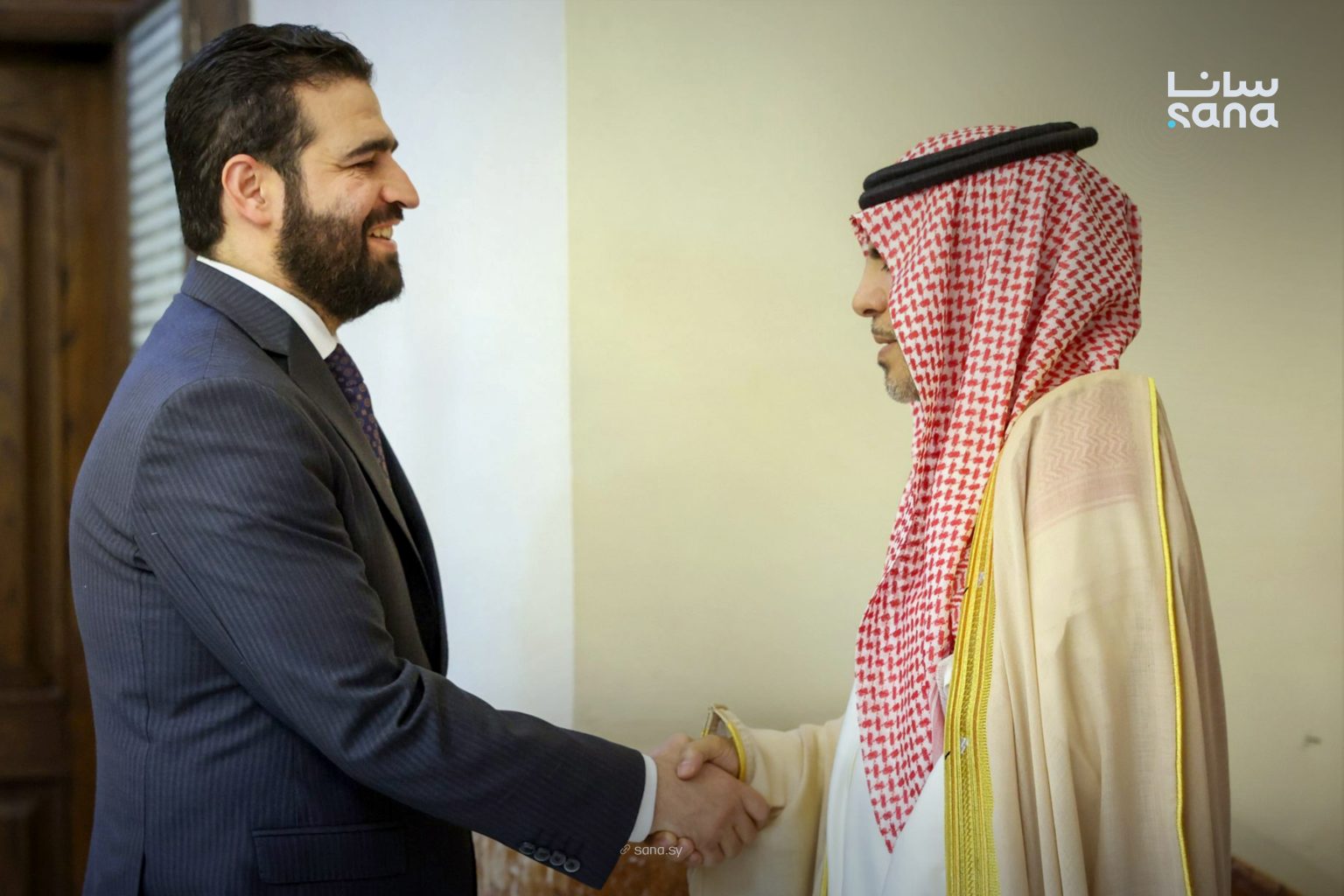 وزير الداخلية أنس خطاب (يسار) والسفير ‏السعودي لدى الجمهورية العربية ‏السورية فيصل ‏بن سعود المجفل‎. (سانا)