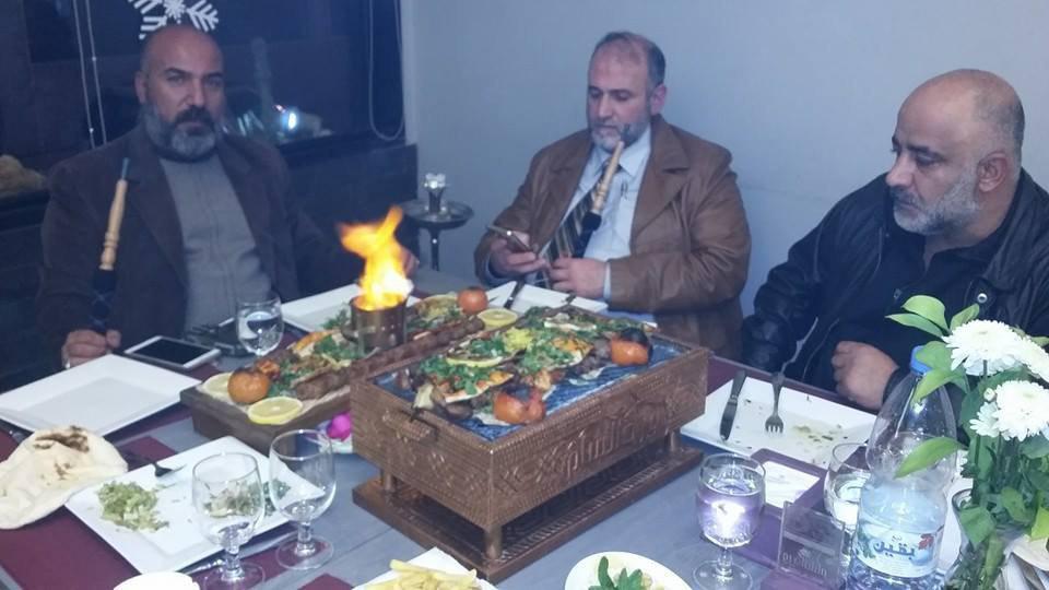 هشام خزامي إلى جانب ياسر البكار أحد قادة الميليشيات في السيدة زينب – (فيس بوك)