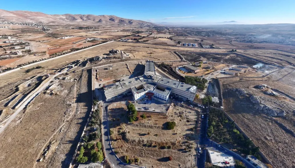 "قيصر" يكشف عن هويته للمرة الأولى… تفاصيل مروعة عن التعذيب في سجون الأسد