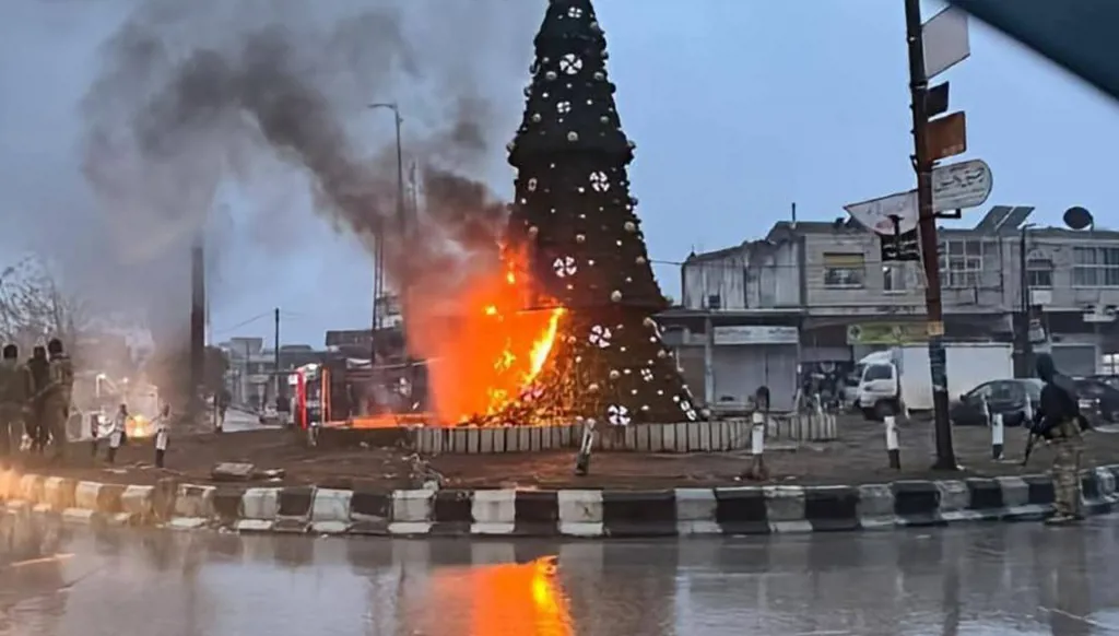 حماة... مجهولون يحرقون شجرة الميلاد (فيديو)