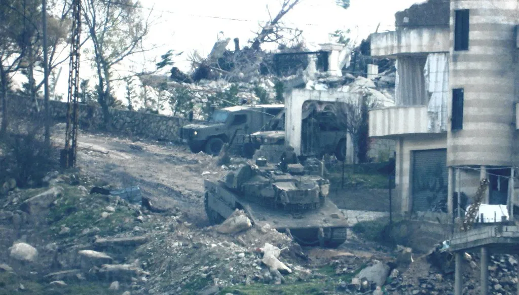 مسيرة إسرائيلية تستهدف دراجة نارية في عيترون جنوبي لبنان... وعمليات التجريف مستمرة