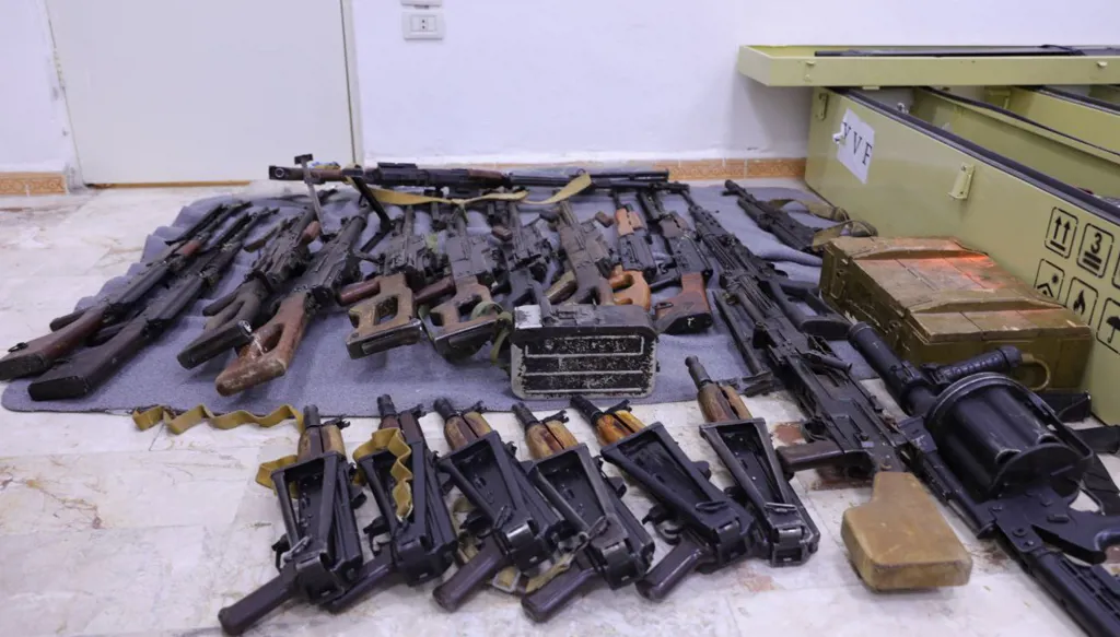 بالصور- الأمن العام السوري: إحباط عملية تهريب أسلحة وصواريخ إلى لبنان عبر معابر غير شرعية