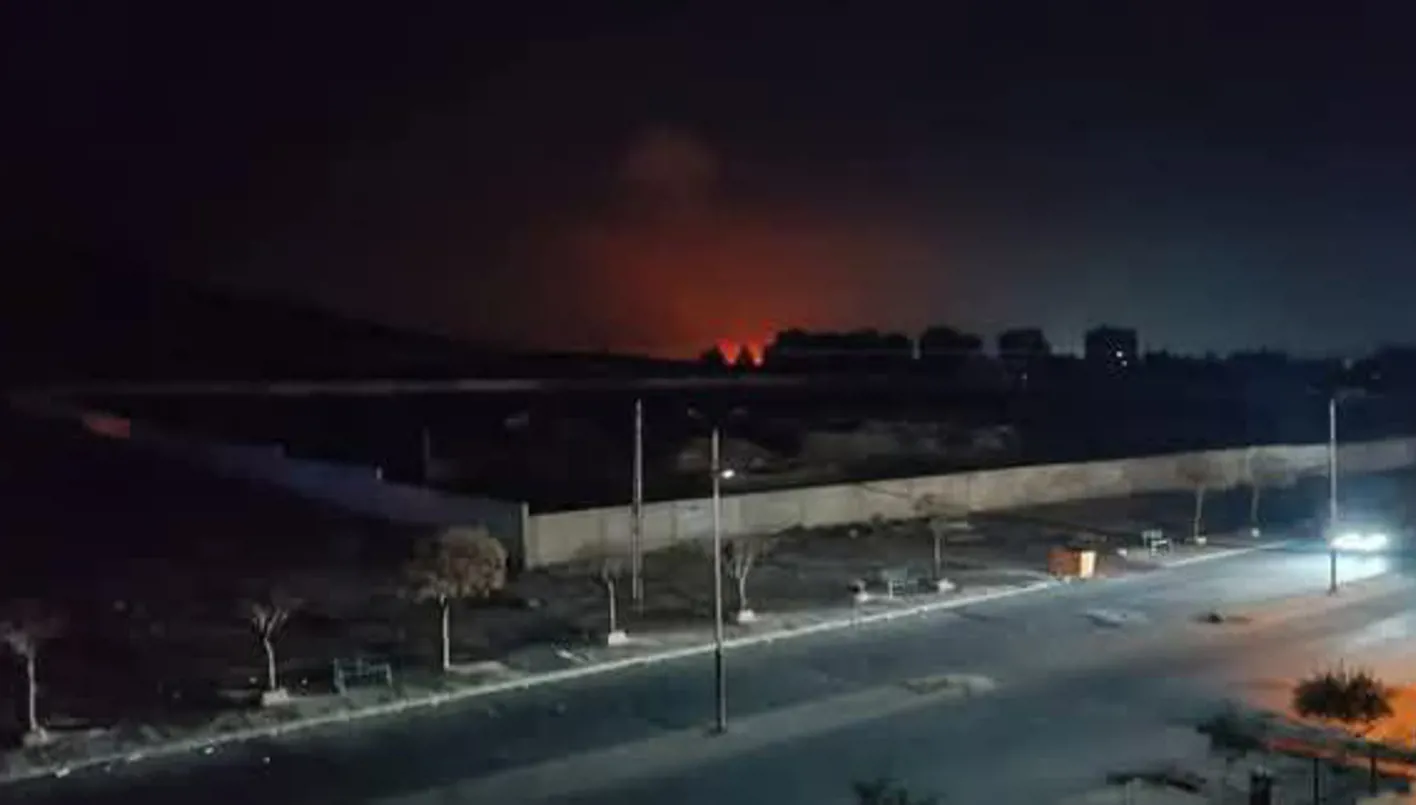 غارات استهدفت مواقع عسكرية واستراتيجية وتوغل بري... إسرائيل تتوعّد: لن نسمح لجنوب سوريا أن يصبح جنوب لبنان