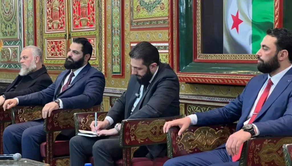 "سلم أهلي وتحريض"... عضو لجنة "الحفاظ على السلم الأهلي" في سوريا يدعم العشائر ضد الدروز