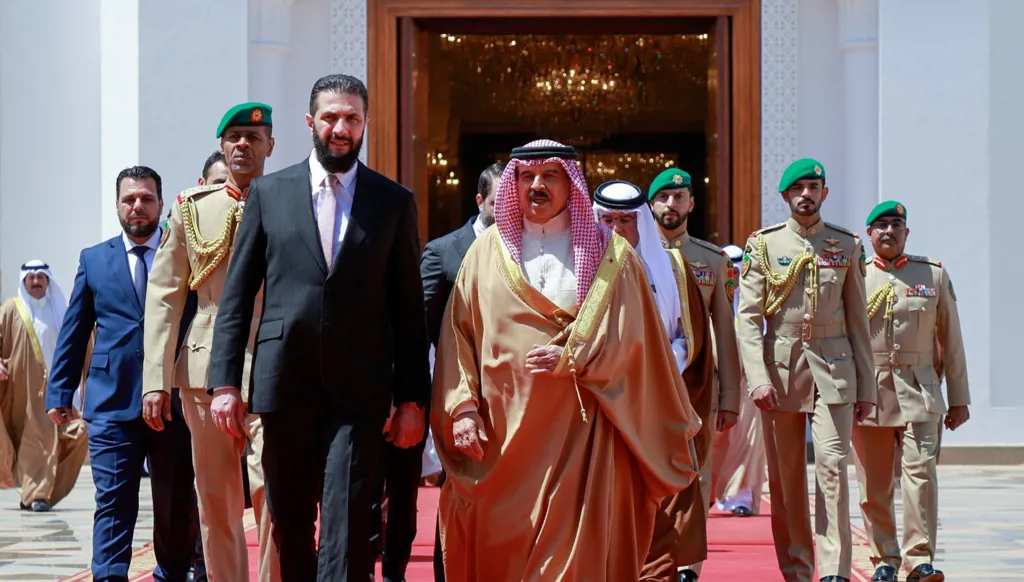 بالصور- الشرع يبحث مع عاهل البحرين العلاقات الثنائية والتطورات