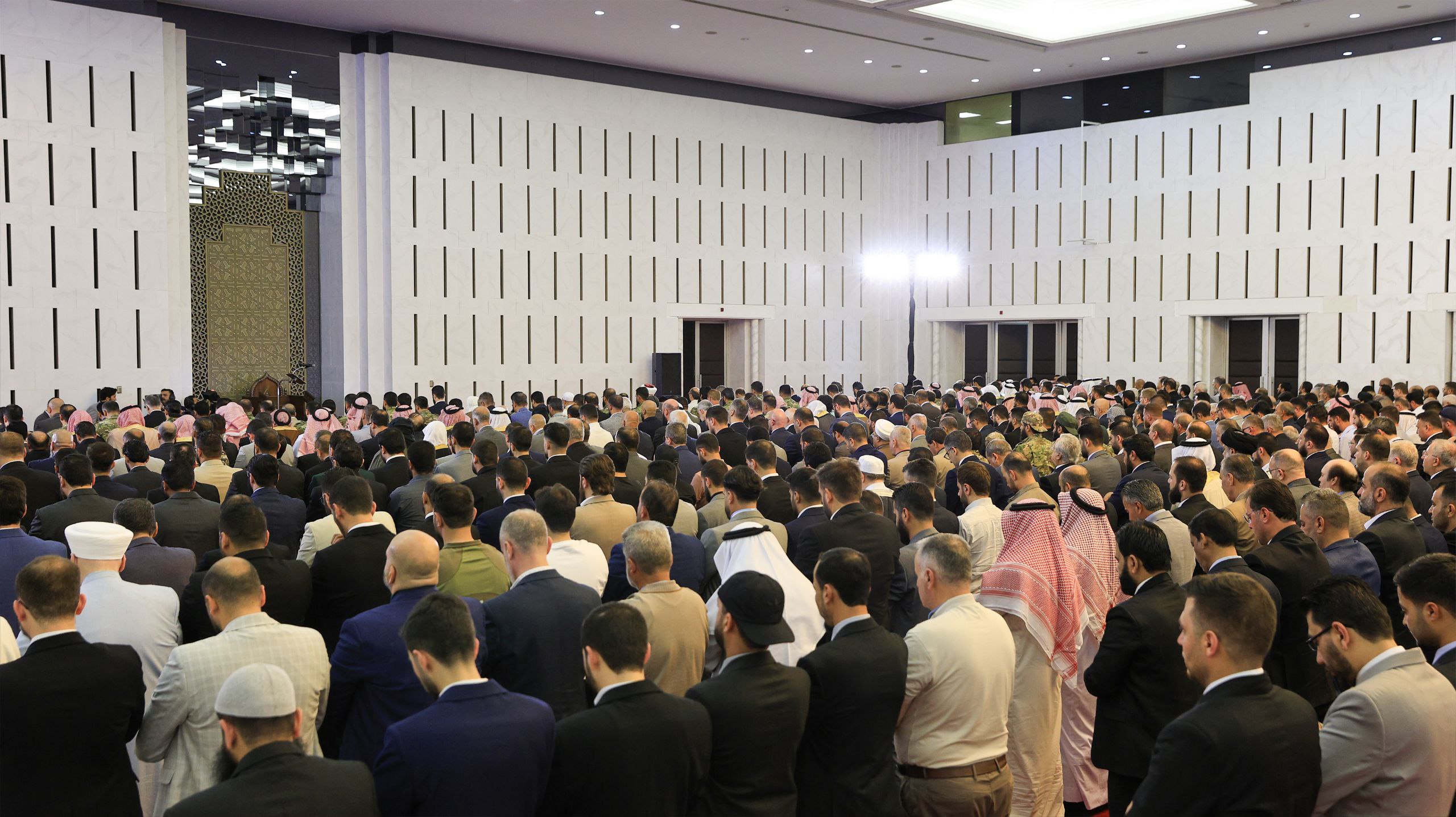 الشرع برفقة كبار المسؤولين السوريين (سانا)