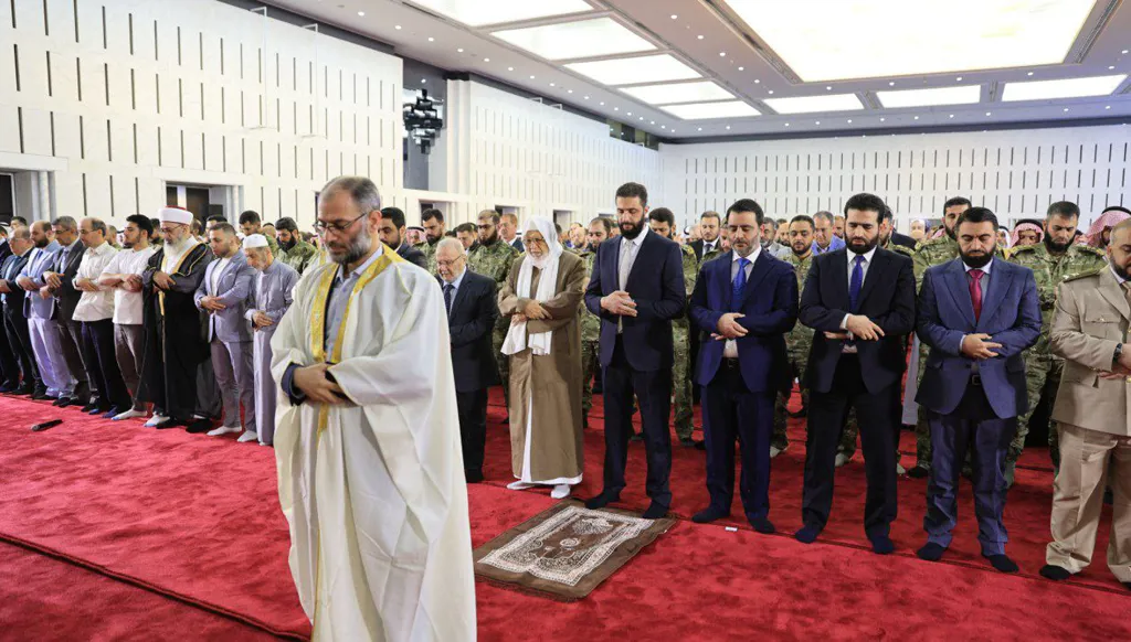 بالصور- للمرة الأولى... الشرع يؤدي صلاة العيد في قصر الشعب في دمشق
