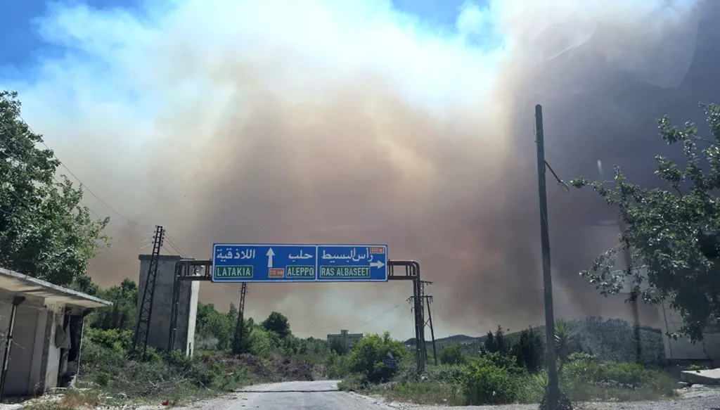 حريق في قسطل معاف باللاذقية… إخلاء عائلات وجهود لمنع وصوله للقرى