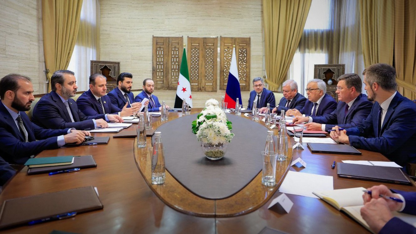 جانب من مباحثات الوفد الروسي إلى دمشق بحضور وزير الخارجية السوري أسعد الشيباني (سانا) 