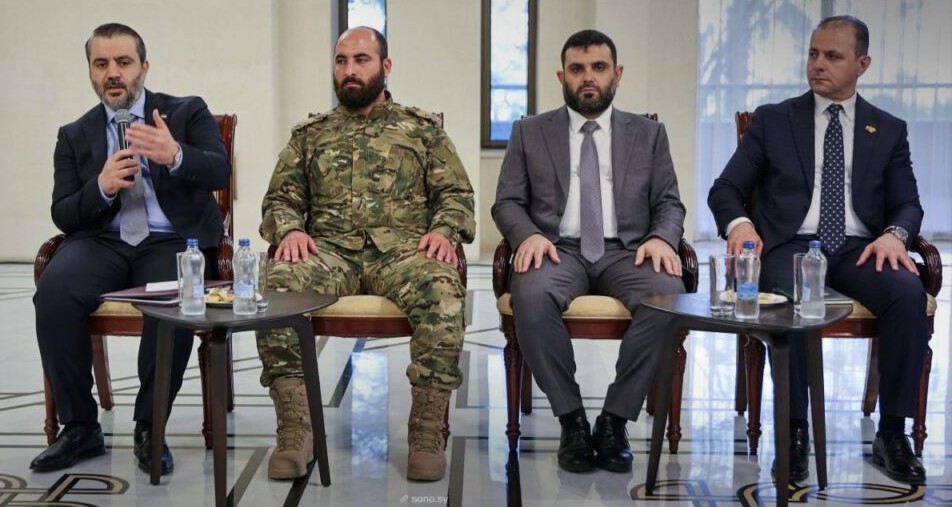 مسؤولون سوريون حاضرون في اجتماع الشرع مع الوفد الروسي الذي زار سوريا (سانا)