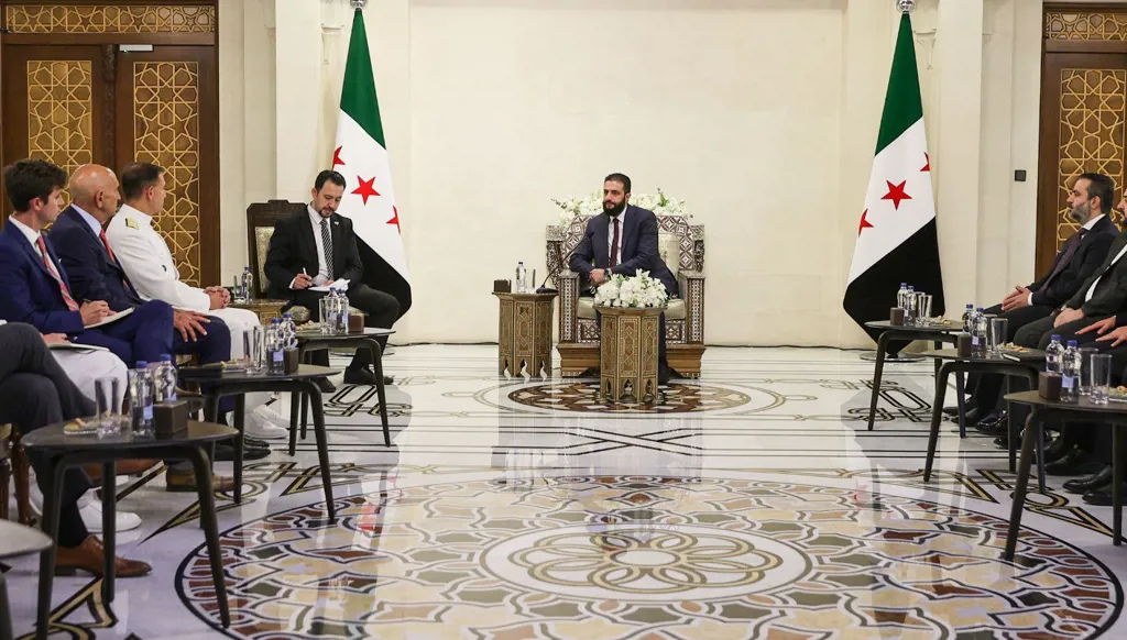 الشرع يستقبل قائد القيادة المركزية الأميركية بحضور برّاك