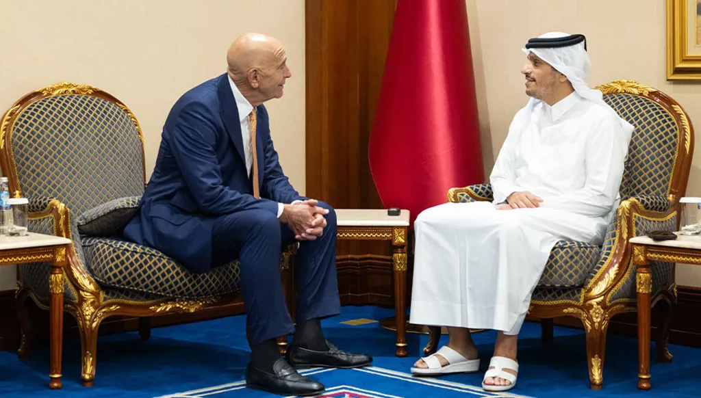 رئيس وزراء قطر يبحث مع توم براك سبل تعزيز الاستقرار في سوريا