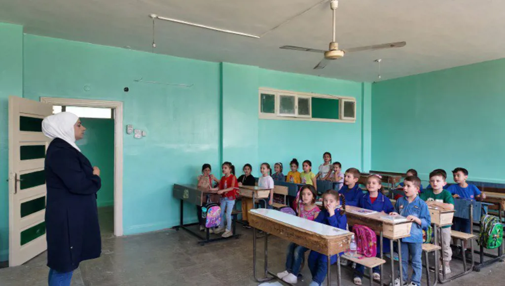 ريثما يُعتمد النشيد الجديد... منع الشعارات والرموز في المدارس