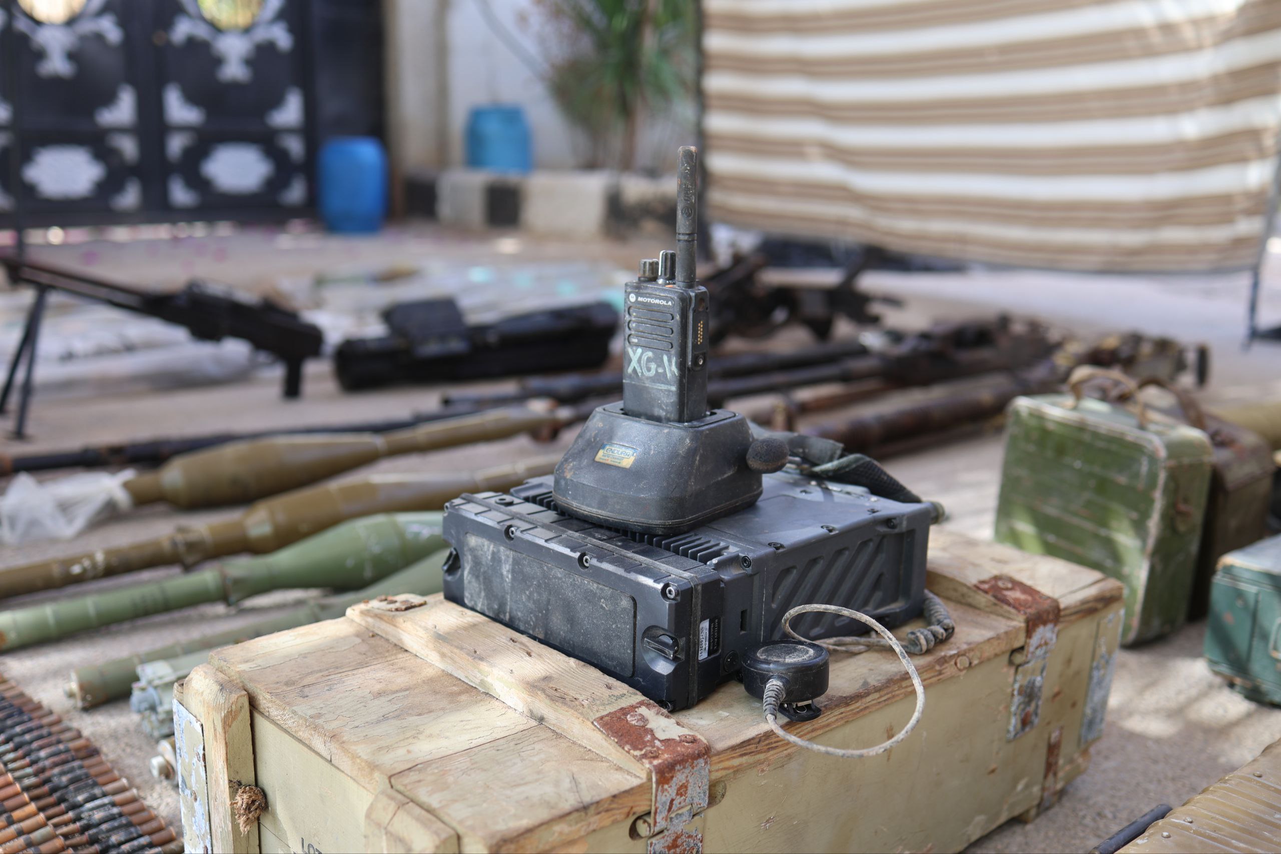 أسلحة وقذائف صاروخية في المنزل المداهم (مواقع)