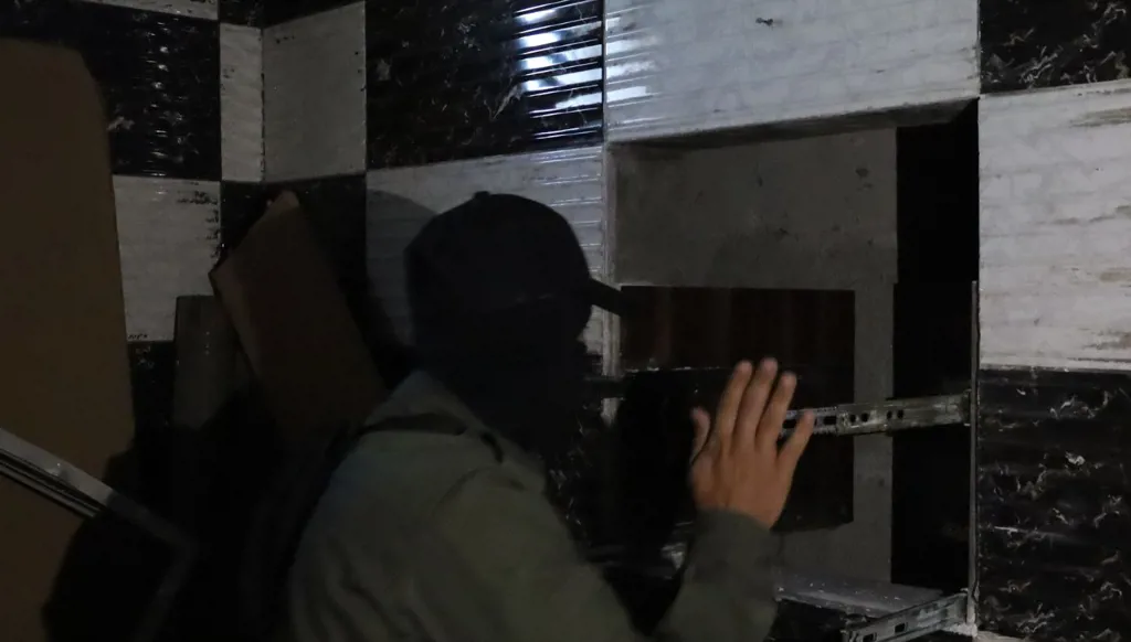 بالصور- الداخلية السورية تضبط أسلحة وصواريخ داخل منزل مهرب مخدرات