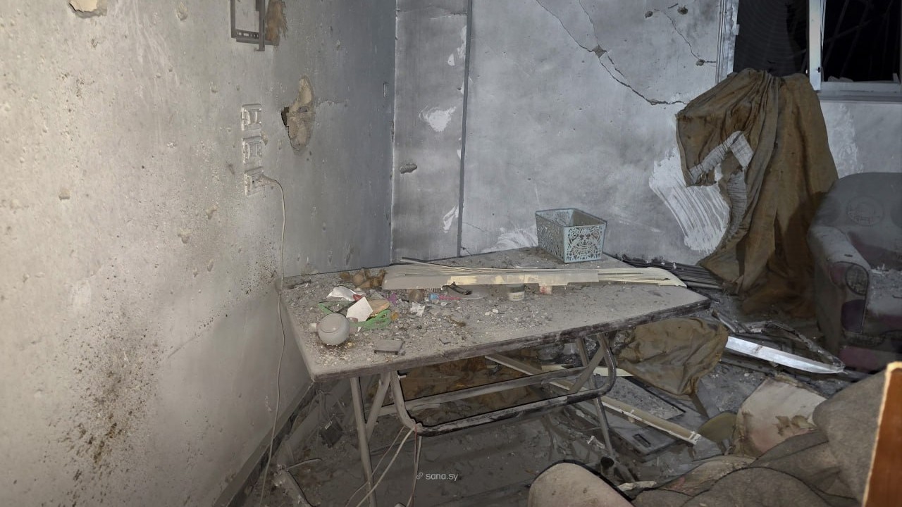أضرار أحد الصاروخين في شقة سكنية بالمزة. (سانا)