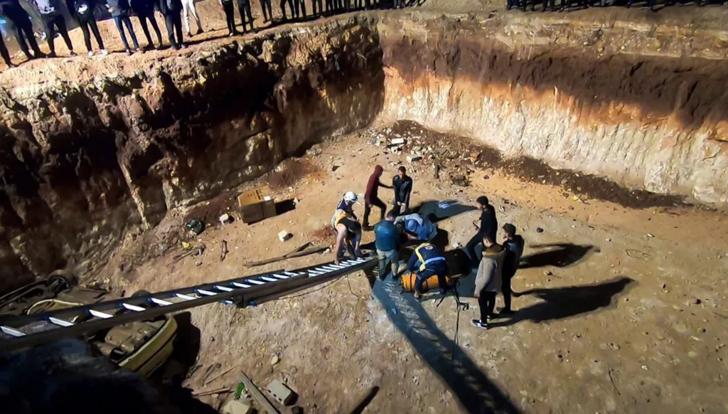 في وقت متأخر من الليل… سيارة تهوي في حفرة بناء ووفاة مسن