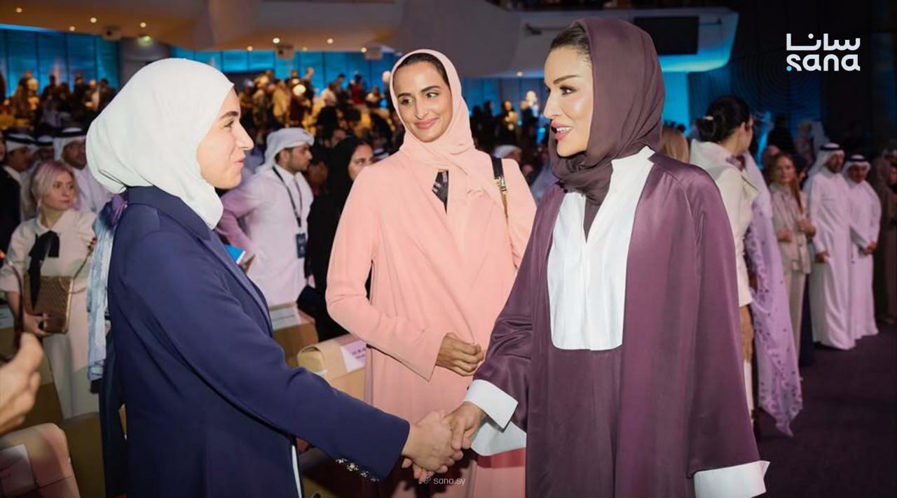 زوجة احمد الشرع لطيفة الدروبي إلى جانب الشيخة موزة في الدوحة خلال افتتاح قمة وايز 2025 (سانا)