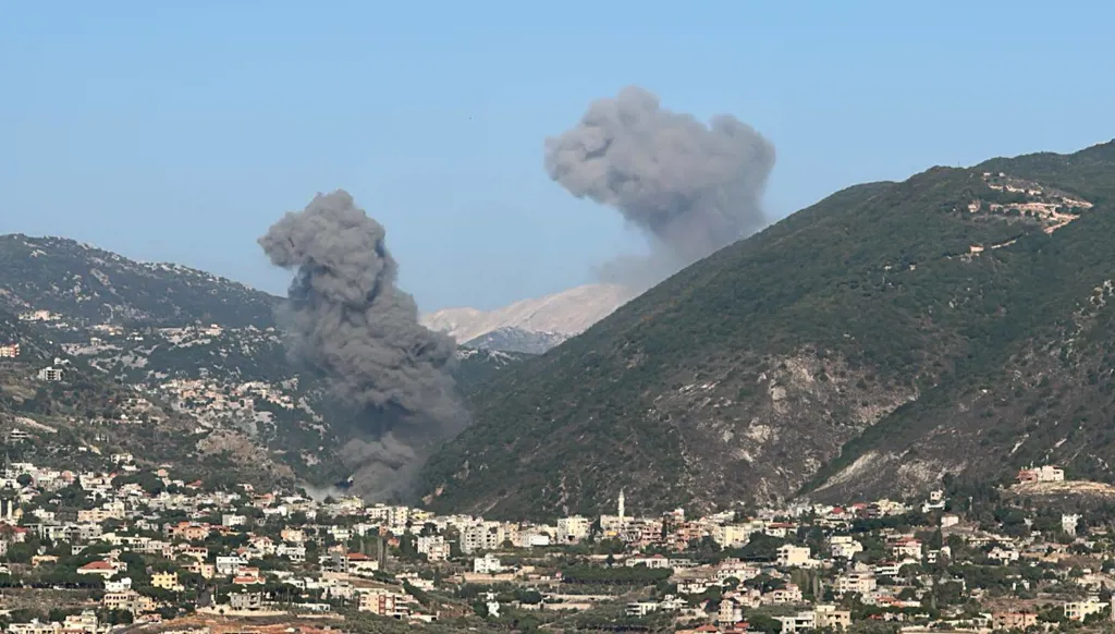 بالفيديو والصور-تزامناً مع مرور عام على اتفاق وقف إطلاق النار… أحزمة نارية تستهدف قرى جنوب لبنان