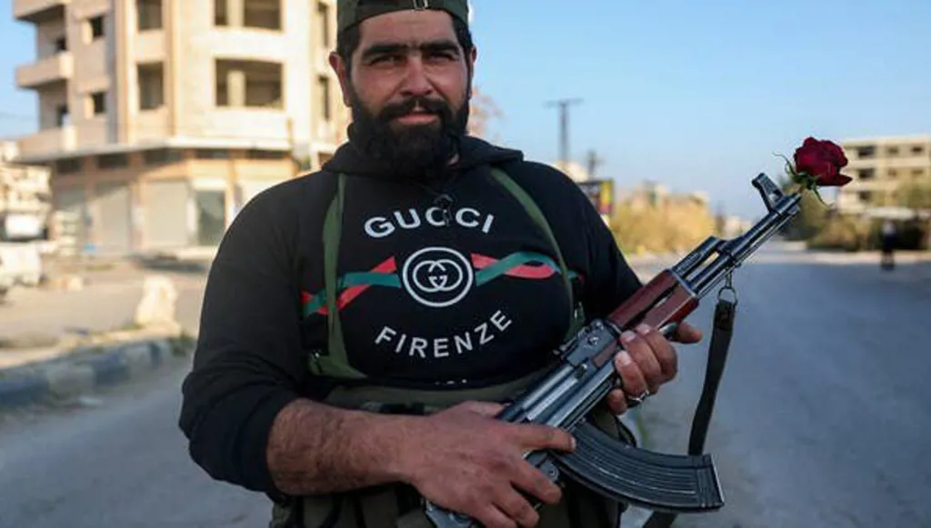 اعتُقل في اللاذقية وارتبط اسمه بالبراميل المتفجرة… من هو الطيار فايق أيوب مياسة؟