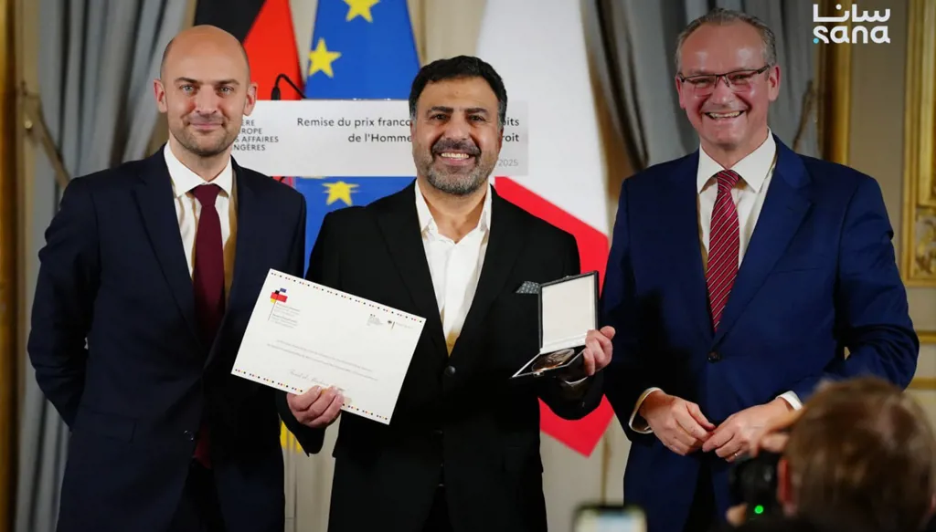 "قيصر" سوريا يتسلّم الجائزة الفرنسية – الألمانية لحقوق الإنسان