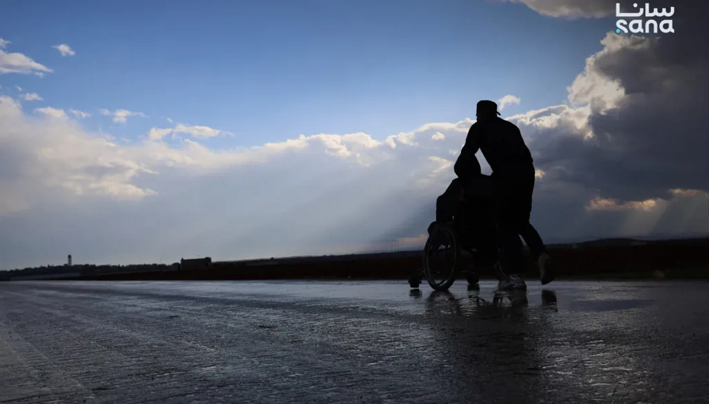 عودة على كرسي متحرك… قصة إبراهيم سليمان العلي من مخيمات النزوح إلى شيزر