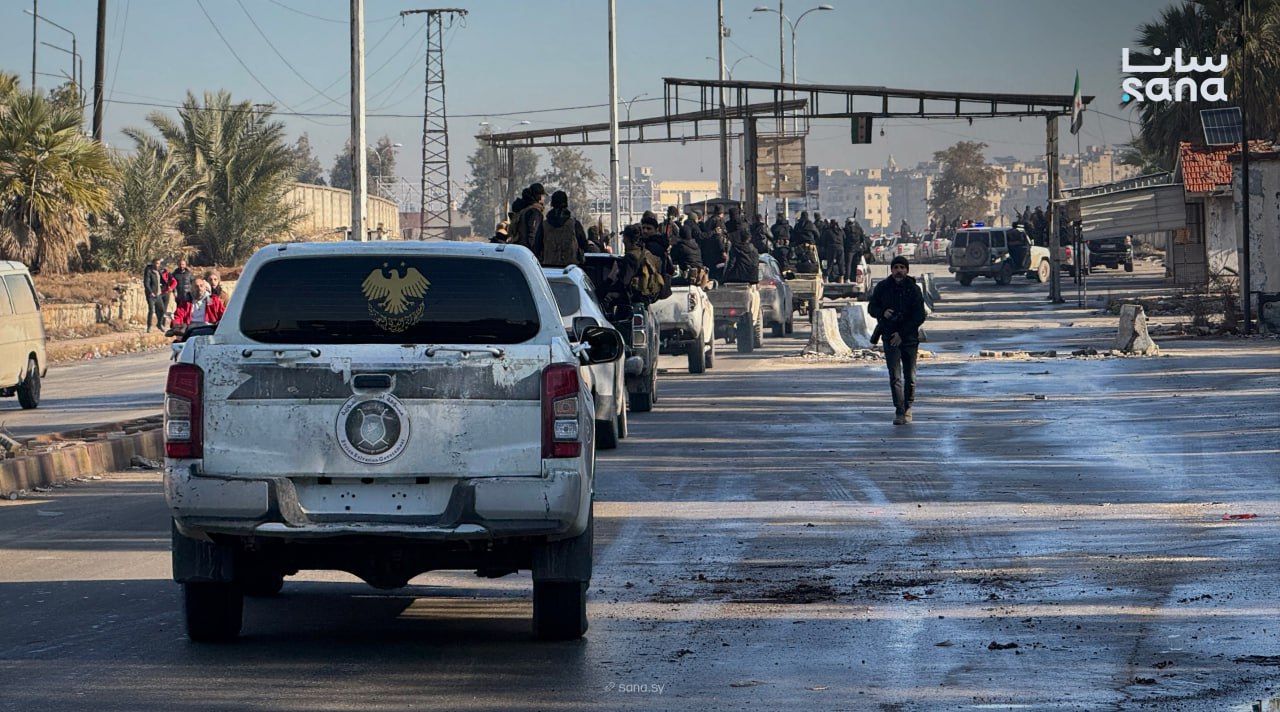 لحظة دخول قوات الأمن الداخلي إلى حي الشيخ مقصود بحلب لاستكمال عمليات البحث والتفتيش وتأمين المنطقة (سانا).