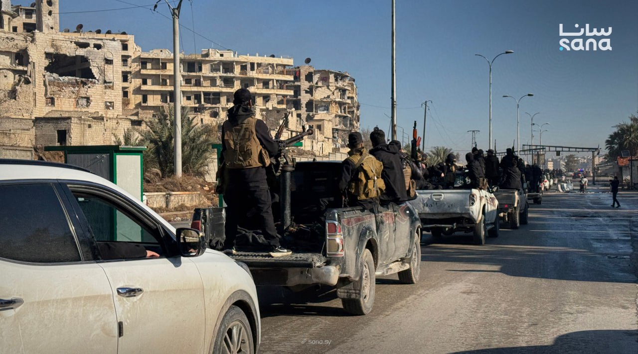 لحظة دخول قوات الأمن الداخلي إلى حي الشيخ مقصود بحلب لاستكمال عمليات البحث والتفتيش وتأمين المنطقة (سانا).