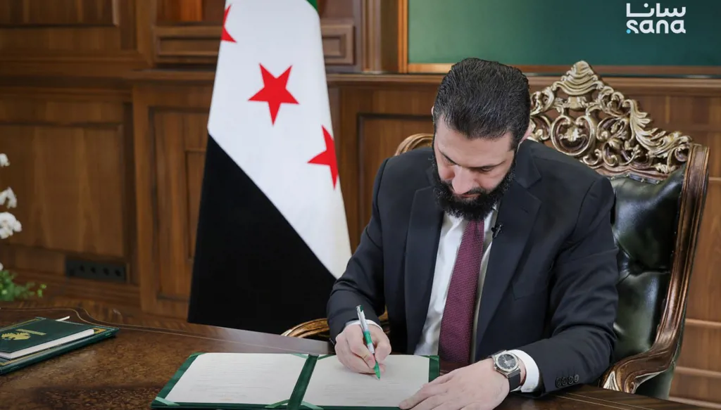 الرئيس السوري أحمد الشرع يوقع المرسوم (سانا)