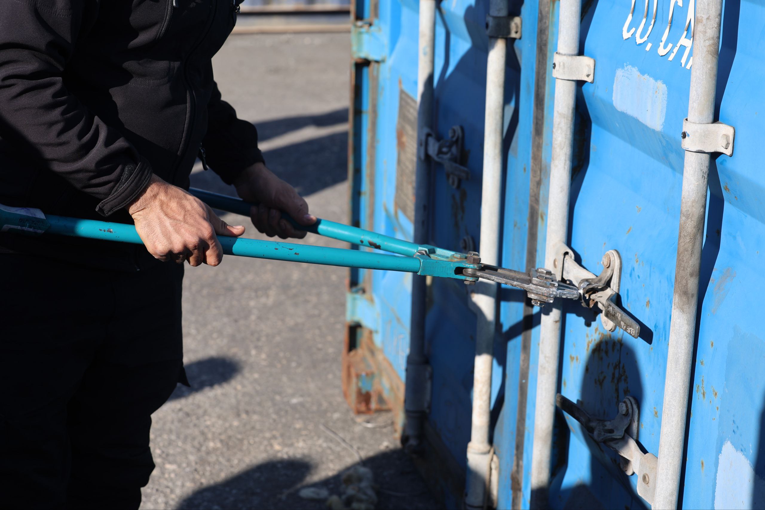 لحظة فتح المستوعب القادم من البرازيل (سانا)