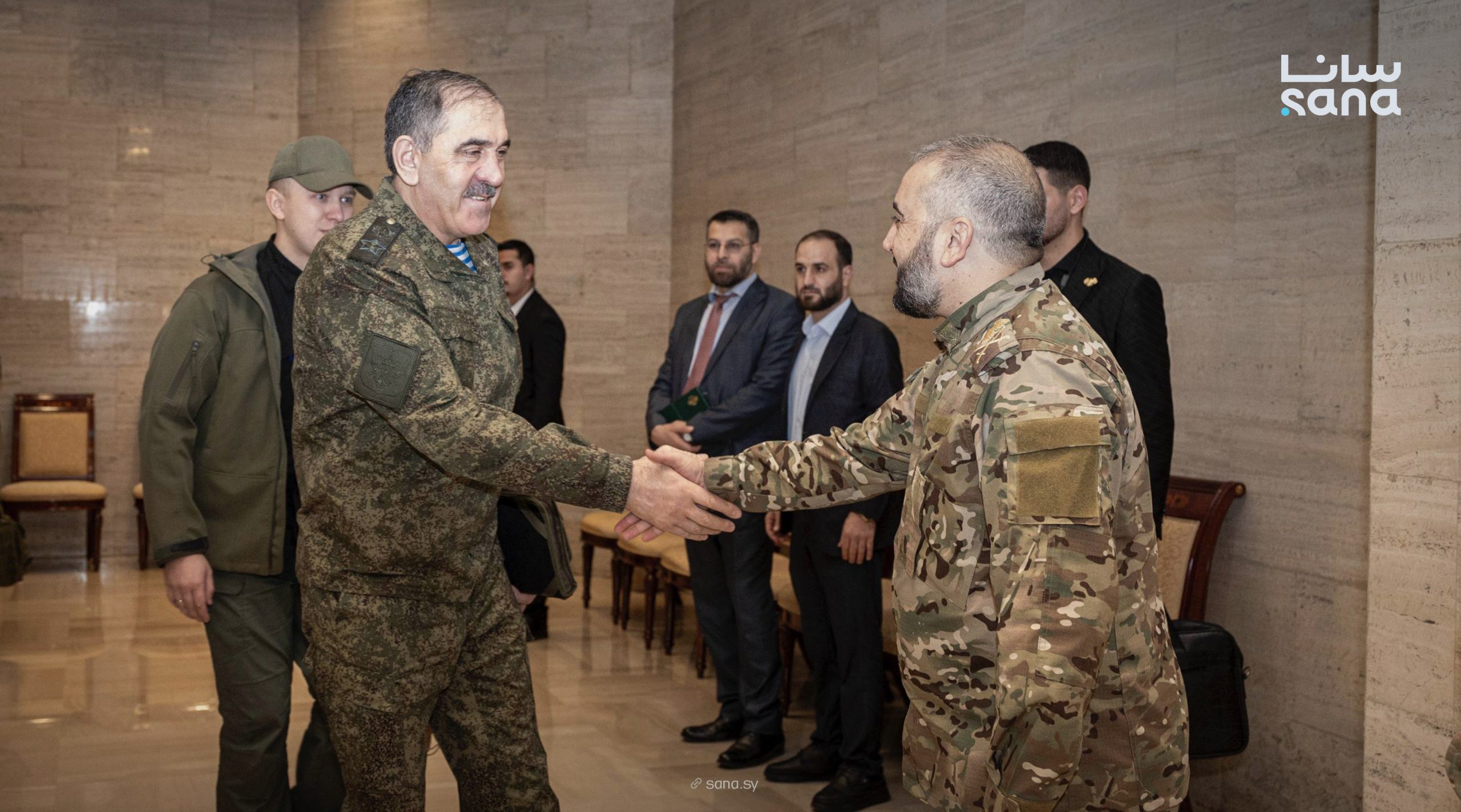 وزير الدفاع السوري مرهف أبو قصرة مصافحاً نائب وزير الدفاع الروسي يونس بيك يفكوروف. (سانا)