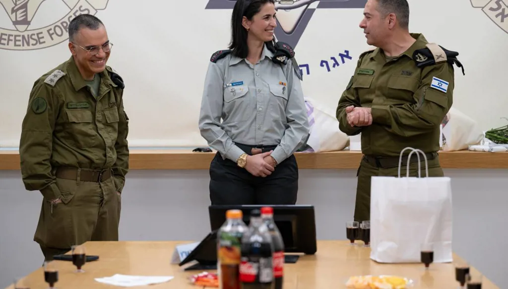 "صاحب إنذارات الـ500 متر"...  أدرعي يسلّم مهامه رسمياً إلى إيلا واوية